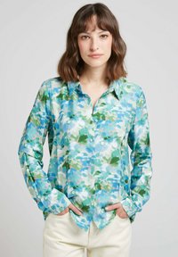Chemise à boutons florale en tissu léger, dans des teintes de bleu, vert et rose ; dotée d'un col classique et de manches longues.