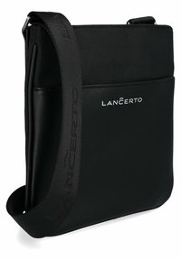 Czarna torba na ramię wykonana z fakturowanego materiału. Posiada przednią kieszeń oraz pasek na ramię z wytłoczonym nazwiskiem marki "Lancerto."