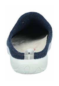 Scarpa slip-on in felt blu navy con suola in gomma bianca, retro arrotondato e linguetta grigia. L'interno presenta una morbida fodera beige.