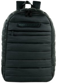 Mochila negra acolchada con textura suave, dos compartimentos con cremallera, correas ajustables y acolchadas, y un logo en el panel frontal.