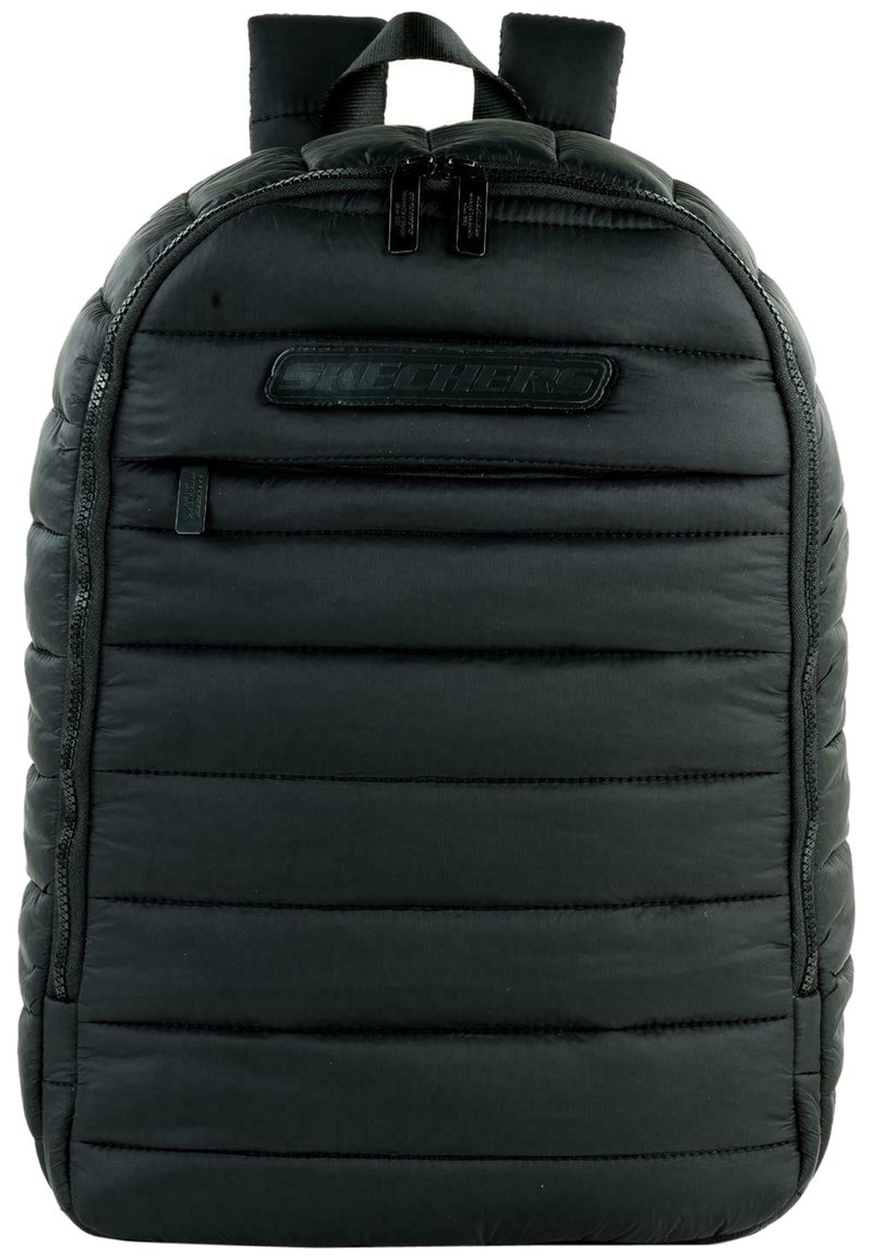 Mochila negra acolchada con textura suave, dos compartimentos con cremallera, correas ajustables y acolchadas, y un logo en el panel frontal.