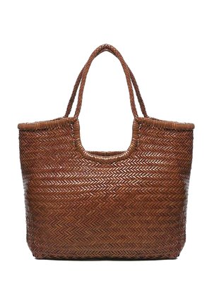 Borsa tote in pelle intrecciata marrone con due spallacci e una rientranza arrotondata nella parte superiore centrale per l’accesso a mano.
