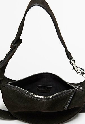 Borsa a tracolla in suede nero con una texture liscia, dotata di scomparto principale con zip e clip metallica per tracolla regolabile.
