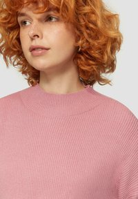 Roze geribde trui met hoge hals, voorzien van een textuur gebreid ontwerp. Glad stof met een subtiele glans en een ontspannen pasvorm.
