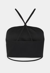 Top cropped preto feito de um tecido suave com um design ajustado, apresentando finas alças cruzadas e um decote largo.