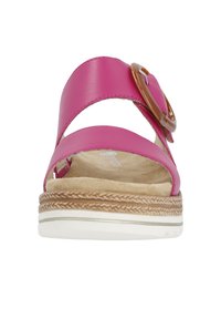 Sandal rosa in pelle con due cinghie, una delle quali presenta una fibbia circolare marrone. Soletta testurizzata beige e suola leggera marrone chiaro con dettaglio intrecciato.