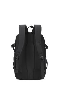 Sac à dos noir avec un tissu texturé, un dos rembourré, des bretelles ajustables et des boucles. Possède un design minimaliste et une construction durable.
