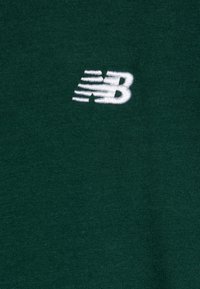 New Balance BOYS SMALL LOGO - Pamata T-krekls - nightwatch green