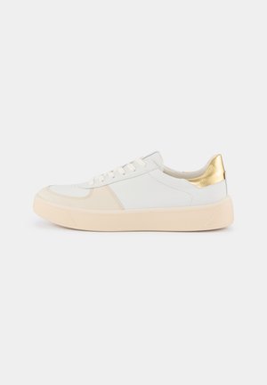 Weißes Leder-Sneaker mit beigen Akzenten, ausgestattet mit einem goldmetallischen Absatz und flacher Schnürung. Abgerundete Zehenpartie und strukturierte Sohle.