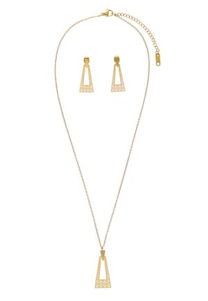 Collana in tono oro e orecchini coordinati con pendenti geometrici a trapezio traforato su catene delicate e ganci.