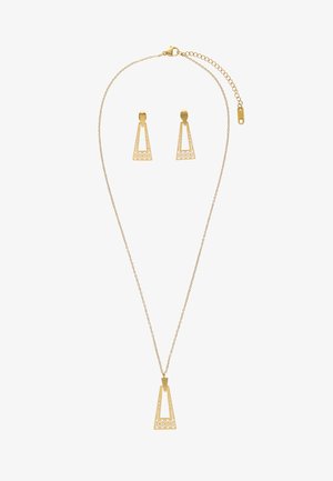 Colier auriu și cercei asortați cu pandantive trapezoidale geometrice decupate, pe lanțuri și cârlige delicate.