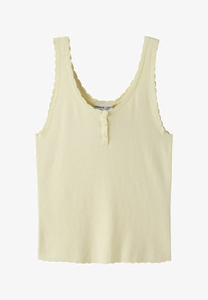 Top sin mangas de punto acanalado color crema con bordes festoneados y una tapeta de tres botones en el escote.