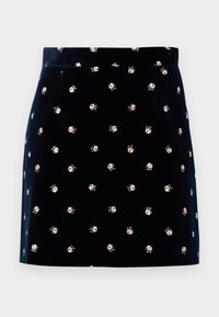 Granatowa mini spódnica o prostym kroju, zdobiona małym różowym kwiatowym wzorem równomiernie rozmieszczonym na tkaninie.