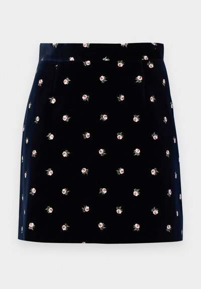 Laivastonsininen mini-hame, jossa on suora leikkaus ja pienen vaaleanpunaisen kukkakuosin, joka on tasaisesti ripoteltu kankaan pinnalle.