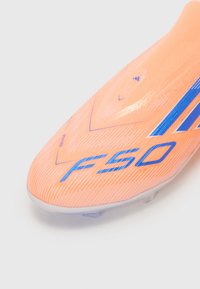 Struktureret orange fodboldstøvle med blå accenter og "F50" branding; aerodynamisk form med lodrette striber og en gennemsigtig sål.