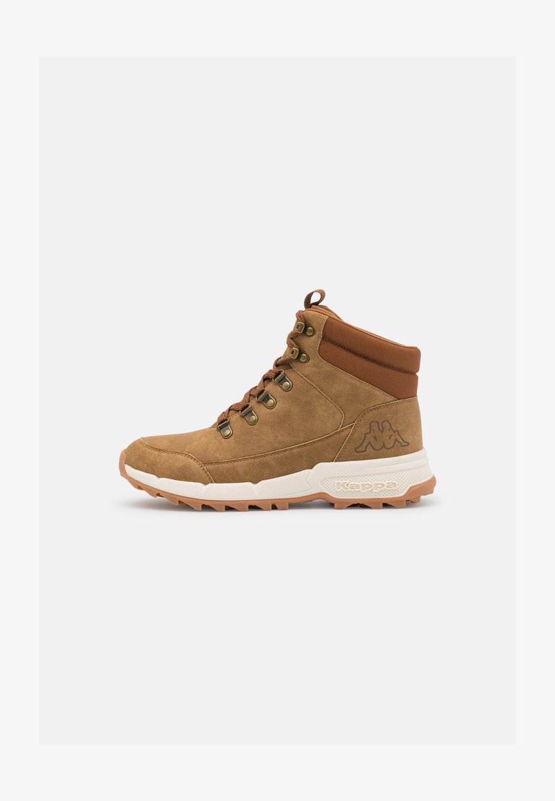Beige Wildleder-Hochschaftstiefel mit einem braunen Textilkragen, metallischen Ösen, braunen Schnürsenkeln und einer Gummisohle mit ausgeprägtem Profil und Logoelementen.