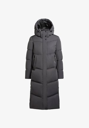 Długi, ocieplany czarny płaszcz z kapturem, z poziomymi szwami, dwiema przednimi kieszeniami i centralnym zapięciem na guzik. Gładki materiał.