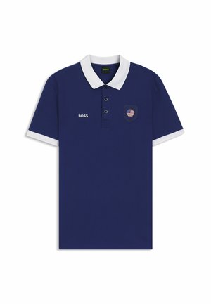 Granatowa koszulka polo z białym kołnierzykiem i mankietami, trzema guzikami, napisem "BOSS" na lewej piersi oraz tarczą z flagą amerykańską na prawej piersi.