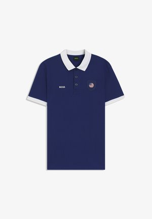 Polo bleu marine avec col et poignets blancs, trois boutons, texte "BOSS" sur le côté gauche de la poitrine, et un écusson en forme de blason avec le drapeau américain sur le côté droit de la poitrine.
