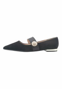 Zwarte suède platte schoen met een spitse neus, een zwarte strap en een decoratieve ronde studs. Lage hak en een gladde textuur.