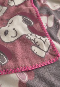Fleece-deken met een Snoopy-print in roze en grijs, met een zachte textuur en contrasterende roze gestikte randen.