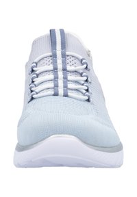 Scarpa da ginnastica azzurro chiaro con tomaia in maglia, lacci bianchi, dettagli argentati e suola bianca ammortizzata. Presenta un design a strisce sulla linguetta.