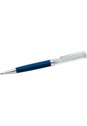 Stylo à bille métallique avec une poignée texturée bleue et un capuchon argenté scintillant. Il dispose d'une pince argentée et d'une extrémité pointue effilée.