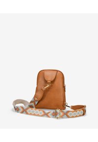 Bolso cruzado de cuero marrón claro con una superficie texturizada, que cuenta con un cierre de cremallera y una correa ajustable con un patrón en tonos beige, melocotón y azul.