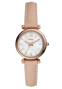 Roségoldene Uhr mit einem runden Zifferblatt aus Perlmutt, römischen Ziffern und einem hellroten Lederarmband mit sichtbaren Stichen. Fossil-Branding enthalten.