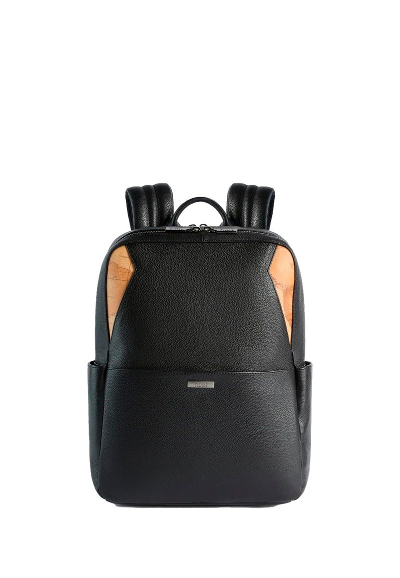 Zaino in pelle nera con finitura testurizzata, spallacci imbottiti e pannello marrone a contrasto. Dotato di cerniera superiore e tasca frontale.