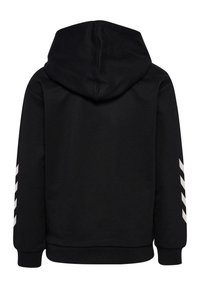 Zwarte hoodie met een capuchon, voorzien van witte diagonale strepen op de mouwen. Zacht materiaal met geribbelde manchetten en zoom. Eenvoudig ontwerp, effen kleur.