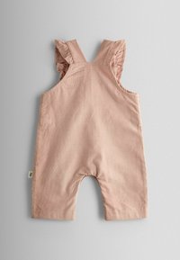 Barboteuse bébé rose clair avec bretelles à volants, design sans manches et petite étiquette sur le côté sur fond uni clair.