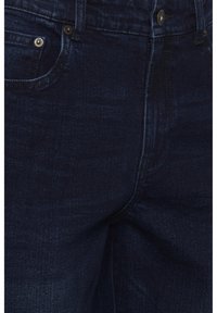 Mörkblå denimjeans med en klassisk femfickdesign och metallknappdetaljer. Slät textur med subtila stickningsdetaljer.