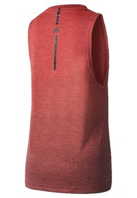 Canottiera sportiva rossa con design a gradiente, caratterizzata da un logo Adidas nero e una striscia nera verticale sul retro. Tessuto morbido, senza maniche.