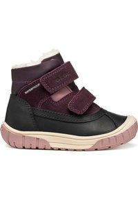 Botas de tobillo negras y moradas con material impermeable, forro blanco suave, dos correas de Velcro y suela de goma rosa texturizada.