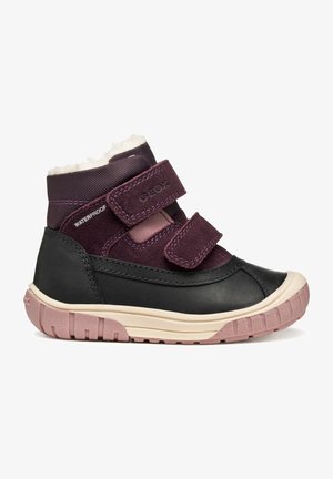 Stivaletti neri e viola con materiale impermeabile, morbida fodera bianca, due strap in velcro e suola in gomma rosa texturizzata.