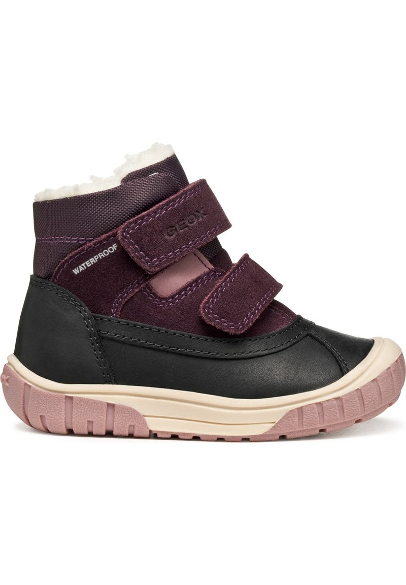 Botas de tobillo negras y moradas con material impermeable, forro blanco suave, dos correas de Velcro y suela de goma rosa texturizada.