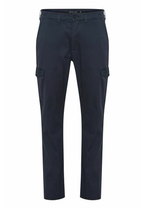 Pantalones cargo de marina hechos de una tela resistente con bolsillos laterales, cierre de botón y trabillas para cinturón. Diseño de pierna recta con detalles mínimos.