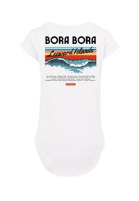 Weißes T-Shirt mit Grafikdruck. Mit "BORA BORA" in fetter schwarzer Schrift und buntem Wellenmuster auf der Rückseite. Sanfte Textur.