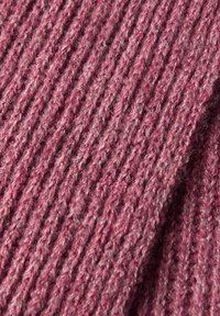 Gebreide stof in een rijke roze tint, met een getextureerd geribbeld patroon en zichtbare vezels, waardoor diepte en dimensie ontstaat.