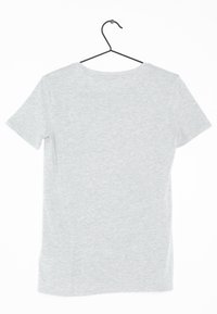 Camiseta gris de manga corta, hecha de algodón suave, presenta un cuello redondo, textura lisa y está colgada en un gancho negro.