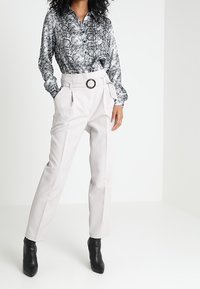 NA-KD Bluse - grey