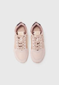 Svetlo roza športni čevlji z mrežico in semenom, metalnimi detajli, zaobljenim prstom in teksturiranim jezikom. Imajo ravne vezalke in podrobnost z logotipom.