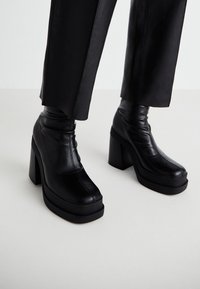 Bottines à talons hauts - black