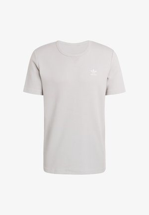 Svetlosivé tričko s krátkym rukávom z textúrovaného materiálu s okrúhlym výstrihom a malým bielym logom Adidas na hrudi.