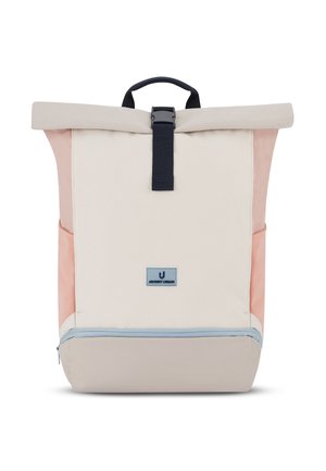 Rucsac roll-top bej și roz cu cataramă neagră, mâner superior, buzunare laterale frontale și compartiment inferior cu fermoar.