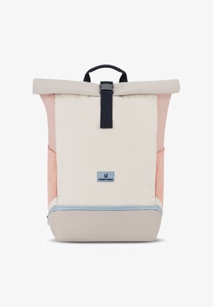 Zaino beige e rosa con chiusura roll-top, fibbia nera, manico superiore, tasche laterali anteriori e scomparto inferiore con zip.