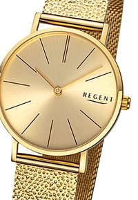 Montre analogique en or avec un bracelet en maille texturée. Boîtier rond, cadran en or brossé, marqueurs horaires minimalistes et un nom de marque proéminent "REGENT".