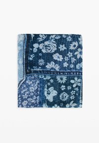 Bufanda de patchwork de mezclilla que presenta patrones florales en azul oscuro y azul claro, con un acabado texturizado y secciones de tela contrastantes.
