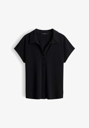 Zwarte blouse met korte mouwen, knoopsluiting en kraag, plat liggend met vijf zichtbare knopen aan de voorkant.